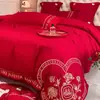 Novo conjunto de quatro peças para casamento escovado e amigável à pele, bordado de dragão e fênix, vermelho festivo, roupa de cama simples para quarto de casamento, lençol de cama de casamento