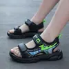 Sandálias Infantis 20265 Novo Estilo para Crianças de Média e Mais Velhas Versão Coreana Verão Bebê Crianças Sapatos Antiderrapantes com Solado Macio Sapatos de Praia para Estudantes