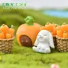 Paisaje en miniatura con lindos conejos de dibujos animados de animales, casas de zanahoria, adorables decoraciones de jardín de conejitos, adornos de resina y accesorios para el Año del Conejo