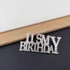 Broche de Cumpleaños con Letra Inglesa de Diamante de Color Transfronterizo Moda Pin de Traje de Gama Alta Accesorios de Ramillete de Gama Alta Regalo de Cumpleaños