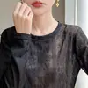 Camiseta estilosa de tricô jacquard de manga longa com um design chinês moderno, apresentando gola redonda, perfeita como camada base ou um top chique para o início do outono