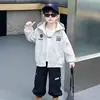 Jaqueta corta-vento com capuz para meninos, primavera e outono, estilo coreano, para crianças, bonita, estilo moderno, traje de montanhismo para crianças pequenas e médias, top estiloso de comércio exterior