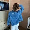 Toma real en stock: Chaqueta de mezclilla larga de manga larga de estilo coreano con diseño en capas desgastado, nicho, suelta, versátil, vintage, para mujer, en azul