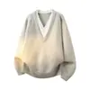 Elegante suéter de cuello en V con diseño de dos piezas falsas, que presenta bloques de color contrastantes y un corte holgado y moderno, perfecto como una prenda exterior de moda para hombre