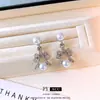 Ramas Plateadas y PerlasAretes y collar geométricos con forma de rama incrustados de diamantes, un accesorio de joyería lujoso y de alta gama para mujer