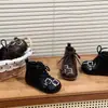 Sapatos Femininos de Couro Estilo Britânico Moderno com Cadarço Versáteis Planos Aumento Interno de Altura Nova Fivela 2026 Sola Grossa Cano Baixo Tira de Couro Retro