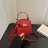Bolso nuevo casual y a la moda estilo coreano, con un diseño simple y elegante, un bolso de hombro que también se puede llevar cruzado, perfecto para el verano de 2026, un bolso mini cuadrado para mujer