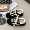 Zapatos Casuales Deportivos Retro para Mujer Primavera y Otoño Punta Cuadrada Cómodos Tacón Oculto Bloqueo de Color Nuevo Superficie de Cuero Zapatos de Entrenamiento Alemanes 2026 Modernos