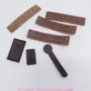 Etiqueta Cuadrada de Cuero Marrón Oscuro con Diseño en Relieve en Forma de Y, Etiqueta de Tira de Corcho Natural, Estilo Minimalista Sin Texto