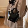 Bolso Casual de Diseño Nicho Moderno de Mano Cruzado Tipo Cubo para Mujer 2025 Primavera Nueva Moda Bolso Pequeño
