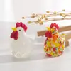 Artesanías de Esmalte de Colores Loro Lindo Gallo Pequeño Gallina Pequeña Dibujos Animados Adornos de Cristal Sala de Estar Hogar Decoración Suave Péndulo