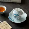Juego de té de cerámica pintado a mano bajo vidriado azul con motivos de peces y lotos, que incluye un gaiwan, tetera, taza de maestro, taza de té, taza de degustación, quemador de incienso y soporte para tetera
