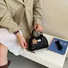 Bolso acolchado estilo Chanel para mujer, nuevo bolso de mano tipo bowling de tendencia primavera-verano 2026, adecuado para el trabajo y los desplazamientos, bolso de hombro y cruzado