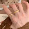 Anel Tecido Escovado Italiano para Mulheres, Novo Estilo com um Toque de Luxo Leve, Ouro 18K, Zircônia Deslumbrante, Anel de Ovo de Pombo de Alta Qualidade