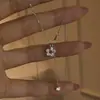 Nuevo collar de flor de diamantes completos para mujer, diseño de nicho de Instagram, versátil, dulce, lindo, lujo ligero, cadena para la clavícula de alta gama