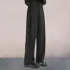 Calça masculina simples e confortável estilo old money, com bom caimento, estilo urbano preguiçoso, sensação relaxada, solta, perna larga, calça banana
