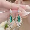 Jinzhi Jade Leaf aretes de diseñador de alta gama de lujo ligero con forma de hoja aretes de hoja para mujer combinan con todo arete de hebilla de lujo ligero diseño de nicho