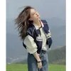 Moda Casual Nova Outono e Inverno 2024 Bordado de Letras Costura Uniforme de Baseball Jaqueta Solta com Gola Alta Moda Feminina