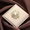 Broche Elegante de Pérola e Borboleta Estilo Coreano para Mulheres, Broche Versátil com Strass, Alfinete Criativo Anti-Exposição, Fábrica de Acessórios para Ternos
