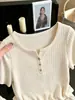 Camiseta de punto para mujer con cuello de media botonadura que deja ver la clavícula, estilo francés, manga corta, corte ajustado, base acanalada, primavera-verano 2026