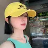 Gorra de Béisbol Amarilla Estilo Americano con Bordado de Letra Desgastada para Mujer con Circunferencia de Cabeza Grande, Visera Amplia y Efecto Adelgazante del Rostro