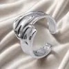 Anillo de Acero Inoxidable de Venta Caliente Europea y Americana para Mujer, Lujo Ligero, Gama Alta, Textura Irregular, Diseño Hueco, Anillo Abierto de Acero de Titanio