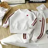 Conjunto de Sudadera Bordada para Niños, Nuevo Estilo Otoño, Niños y Niñas, Algodón Casual Perro Raya Roja Deportivo Conjunto de Dos Piezas