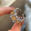 Margarita de París~Anillo Abierto de Flor Bicolor con Circonita de Lujo Ligero Anillo de Dedo con Racimo Vibrante de Gama Alta Nicho