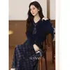 Top Azul Marino de Diseño de Nicho Estilo Francés para Mujer, Nuevo Conjunto de Moda con Vestido de Tirantes Cuadros Azules Otoño 2026