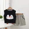 Conjunto de verano fino de manga corta y shorts para bebé, lindo y adorable conjunto de dos piezas de dibujos animados de pingüino a rayas para bebé.