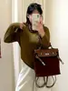 Blusa de tricô simples de cor sólida para mulheres plus size, coleção de inverno 2026, camada base versátil de gola redonda para mulheres curvilíneas, blusa feminina 25328