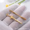 Juego de Colgantes Modelo de Arma de Acero Inoxidable Chapado en Oro Espada Bastón Pistola Textura Tallada Estilo Retro Estéreo 3D Accesorios de Joyería