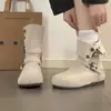 Botas de mujer estilo Birkenstock retro, convertibles para dos looks diferentes, nueva colección otoño 2026, con hebilla de cinturón, diseño interior que aumenta la altura, gris claro, y un estilo de botín moderno ligeramente grande