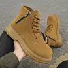 Botas Martin Masculinas de Cano Alto com Solado Grosso Aumentadoras de Altura com Zíper Lateral Outono/Inverno Novo Estilo Britânico Workwear Bico Largo Botas Amarelas