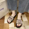 Nuevas Pantuflas para Mujer Verano Playa Cómodas Planas Letra Mate Tendencia Interior y Exterior Moda Simple Al por Mayor