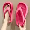 Chinelos de Verão Versáteis com Bico Reto Antiderrapantes Pretos Femininos com Solado Grosso Chinelos Femininos Sensação de 'Merda' para Uso Interno e Externo
