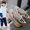 Sapatos de Malha Respirável Estilo Novo para Crianças Primavera e Outono 2025 para Meninas e Meninos, Tênis Versátil Slip-On de Malha Fly para Meninos com Solas Macias
