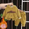 Roupas Infantis para Meninos Outono e Inverno Conjunto de Duas Peças Espessado com Pelúcia Nova Roupa de Bebê Moletom Quente para Bebê Conjunto de Roupas de Inverno