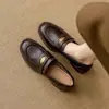 Mocassins retrô femininos de couro macio, sem cadarço, bico redondo, nova coleção outono 2026, sapatos pequenos de couro com padrão de camélia, sola macia e salto grosso.