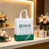 Bolsas de Tote Laminadas Impresas a Color, Bolsas de Regalo Engrosadas No Tejidas, la Fábrica Puede Emitir Facturas