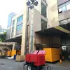 Dispositivo de iluminação móvel montado em reboque com compartimento para armazenamento de cabos