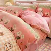 Conjunto de cama de quatro peças genuíno, espesso e confortável para o inverno, apresentando um esquema de cores cremoso e tecido macio de veludo de bebê; também disponível como um conjunto de três peças em fleece de coral