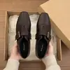 Falda con nuevos zapatos de cuero de punta cuadrada francesa hebilla de cuero tacón oculto de moda 2026 Otoño zapatos de un solo color