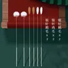 Set de herramientas para limpiar oídos, incluyendo agujas plateadas, palitos de pluma de ganso y pinzas de pluma de pollo, diseñado específicamente para remover cera de los oídos y vello de los oídos