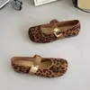 Sapatilhas femininas 2026 estilo retro, bico quadrado, com uma única tira, abertura rasa, sola macia, sapatinhos de couro estilo Mary Jane para uso externo
