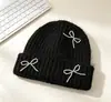 Gorro de punto para mujer, nuevo estilo otoño e invierno, elegante gorro de lana con lazo, cálido y versátil, moderno y estiliza el rostro