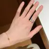 Anel retrô estilo vintage para mulheres, versátil e fashion, adequado para usar em camadas, com um design único e estiloso micro-incrustado, anel para dedo indicador estilo ins, novo modelo da moda