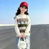 Conjunto de Dos Piezas para Niña Otoño e Invierno con Borrego, Tejido Fair Isle Estiloso, Conjunto de Jeans de Pierna Ancha Bordados de Dibujos Animados, Moderno