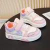 Zapatillas infantiles al por mayor 2026 nuevo estilo color de cuero personalizado bloques de color zapatos deportivos para estudiantes para niños y niñas zapatos casuales de moda de un solo color