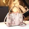 Bolso Tote de Piel de Serpiente de Alta Gama Nuevo 2026 Bolso de Mano Nuevo en Forma de V Bolso Cruzado Ligero de Lujo para Hombro para Mujer